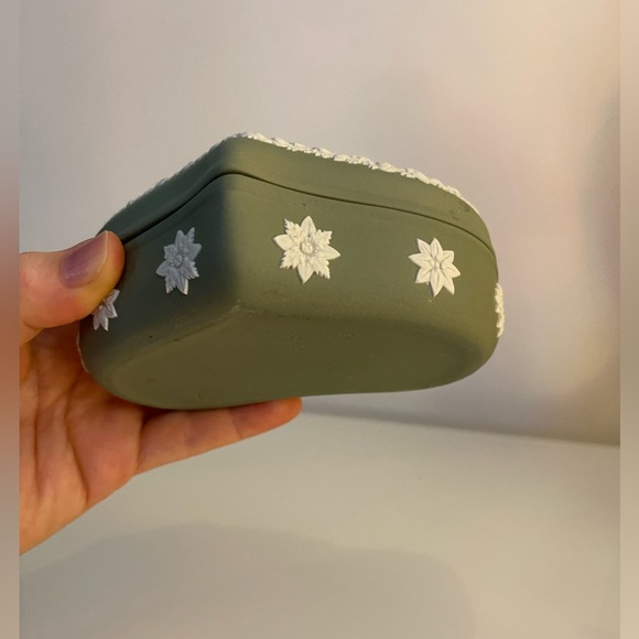 Wedgwood Sage Green Jasper Heart Trinket Jewelry Box...or best offer! - Picture 7 of 8